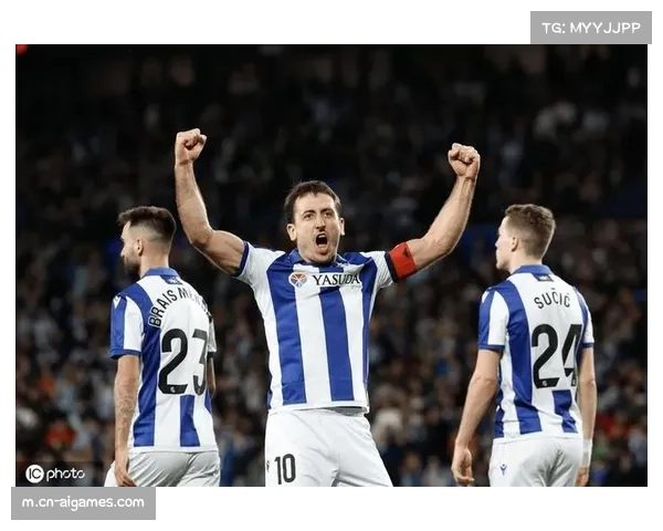 特写：告别时刻，皇家社会队长奥亚萨瓦尔在主场发表感人演讲